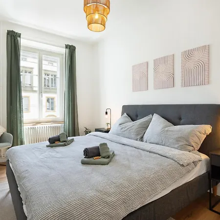 Views & Spacious Living With Rooftop Terrace