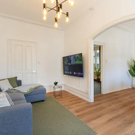 Views & Spacious Living With Rooftop Terrace *