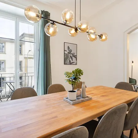 Views & Spacious Living With Rooftop Terrace *