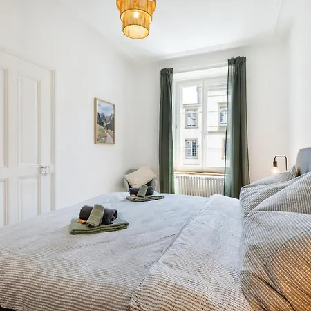 Views & Spacious Living With Rooftop Terrace *