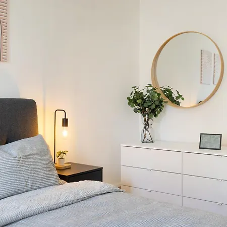 Views & Spacious Living With Rooftop Terrace *