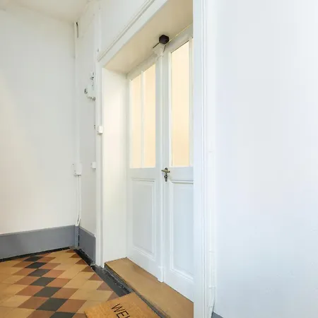 Views & Spacious Living With Rooftop Terrace *